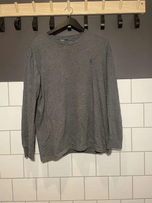 Ralph lauren longsleeve - Jätte snygg ralph lauren longsleeve som är i bra skick. Ny pris på den ligger cirka på 700 kr, vårt pris 249 kr! Storleken är M men passar även L. Hör av dig vid minsta fråga!
