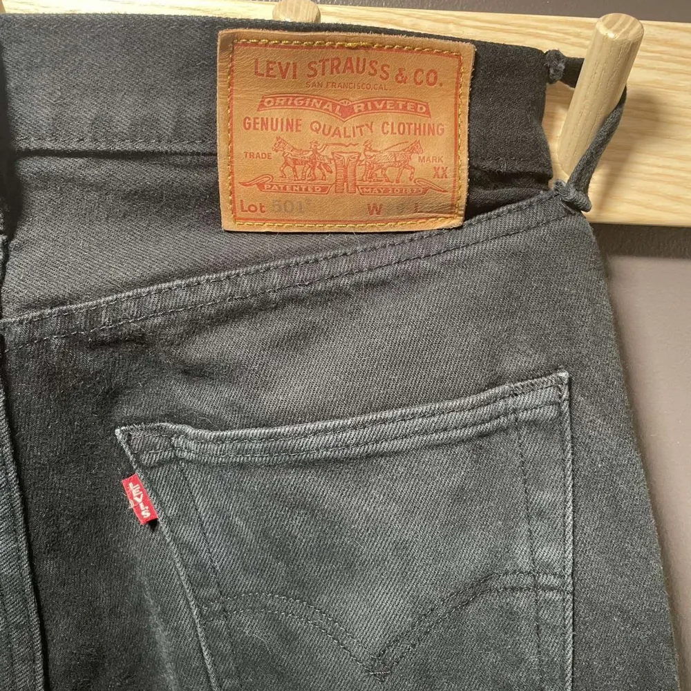 Några as feta svarta levis 501, skicket på jeansen är 7/10. Ny priset är cirka 750-1100, vårt pris 349 kr! 30/32 i storlek och är bra i storleken. Hör av dig vid minsta fråga!. Jeans & Byxor.