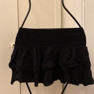 Svart tjol  - Svart kjol för 40kr!! Minns inte vart jag köpte den eftersom att det inte finns eller har funnits en lapp, men den är aldrig använd bara testad pga att den är för kort på mig!💗Kontakta ifall du behöver mer information eller om du vill sänka priset!☺️