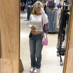 Lågmidjade jeans  - Jättefina lågmidjade jeans från fashionnova i storlek 1(xs). Modell: ”v nice to meet you”. Jag är 160 och dem är förlänga för mig, har dem därför uppvikta på bilderna. Jättefint skick. Skriv om ni har frågor💓