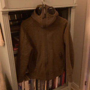 Cp company hoddie - Säljer nu min riktigt snygga hoddie pga av att jag inte använder den mer, den är bra skick och allting är som det ska. Varm och skön,säljer den nu jätte billigt för vill ba ha den såld och självklart är den äkta. Skriv om ni vill ha fler bilder på hoddien
