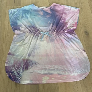 Beach coverup - En rosa blå beach coverup i ett jätte fint skick.