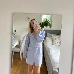 Klänning  - Säljer denna lila klänning från vero Moda. Den har prislapp kvar, alltså aldrig använd, och köptes för 299kr på rea och ordinarie pris 599kr. Skriv gärna vid frågor eller för fler bilder🌟