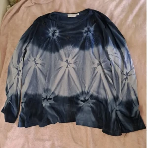Äldre långärmad tröja från lindex  - Tiedye tröja från lindex. Storlek 50/52. Pris är diskuterbart vid snabb affär. För mer info skicka pm.  Ansvarar inte för paketet under frakten. Köparen står för frakten.