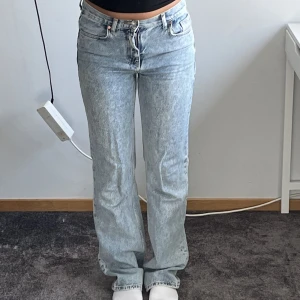 Blåa jeans  - Jätte snygga blåa jeans från mango🤩. Jag är 167 cm och de är lite långa på mig. Skriv privat för flera frågor. Köparen står för frakten💕💕
