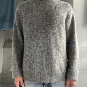 Säljer en grå stickad Paul friends tröja i ull/viskos. Storlek small men sitter mer som Medium. Bra skick  Skriv om ni har någon fråga!