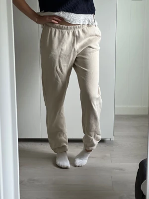 Beiga mjukisar - Sköna mjukisbyxor för hela året runt! I storlek S och midwaist. Använd en del men mycket välvårdade. Modellen är ca 165 lång!