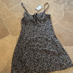 Kort klänning - Väldigt fin och gullig klänning kan ha på den när som helt och denna är dock inte använd prislappen finns ftf kvar