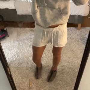 Linneshorts  - Jättefina linneshorts från new yorker! Säljer för jag inte använder dem så ofta. De är lite slintna vid en av sömmarna. Skriv privat för fler bilder så fixar jag 💕