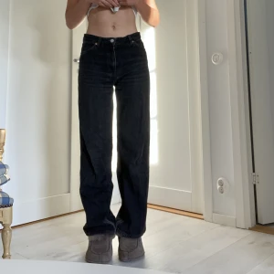 Svarta jeans monki - Midja 27 Jag skulle säga att dom motsvarar en lite större 36a i storlek. Lite korta i benen på mig om är närmare 180cm