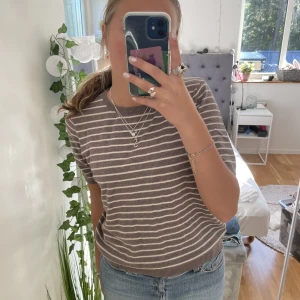 Randig stickad T-shirt  - Säljer denhär randiga finsnickare T-shirten från hm. Den är jätteskön och snygg men används inte så mycket. Pris kan diskuteras💘💘