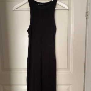Lång klänning - En lång tight klänning ifrån zara. Passar tyvärr inte mig där av att jag säljer den. För fler bilder eller frågor så är det bara att skriva❤️