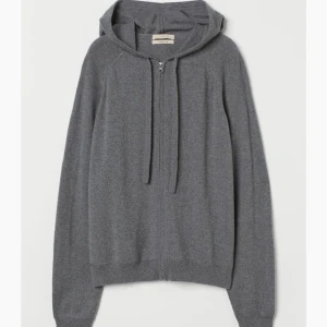 Cashmere zip hoodie  - Jättefin cashmere blend zip hoodie🥰Storleken är xs men är stor i storleken så passar även en S