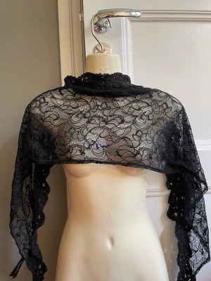 Svart spetssjal - Cool svart spetssjal! Obs första bilden är lite missvisande, sjalen är helt vanlig och går inte hela vägen runt. Dock kan man knyta den skitsnyggt runt sig!