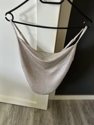 Festtop - Top från Gina tricot använd bara en gång. Normal i storlek och i mycket bra skick! Guld/beige i färgen. 