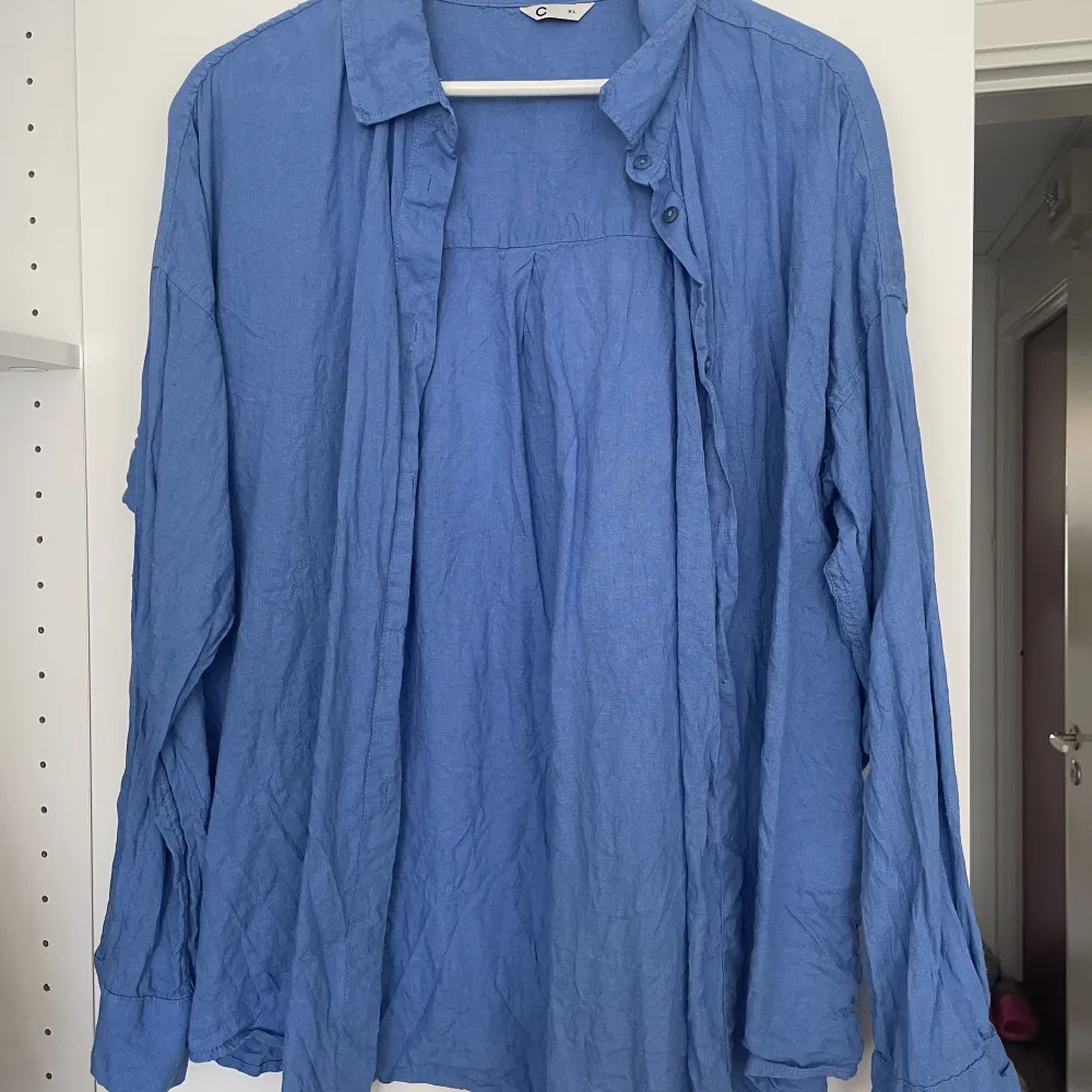 Linneskjorta från Cubus i storlek XL, ljusblå. Endast använd en gång säljes pga ej använder.   Frakt tillkommer eller hämtas i Trollhättan.. Skjortor.
