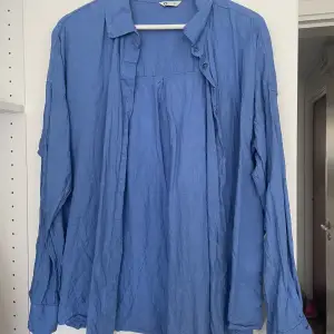 Linneskjorta från Cubus i storlek XL, ljusblå. Endast använd en gång säljes pga ej använder.   Frakt tillkommer eller hämtas i Trollhättan.