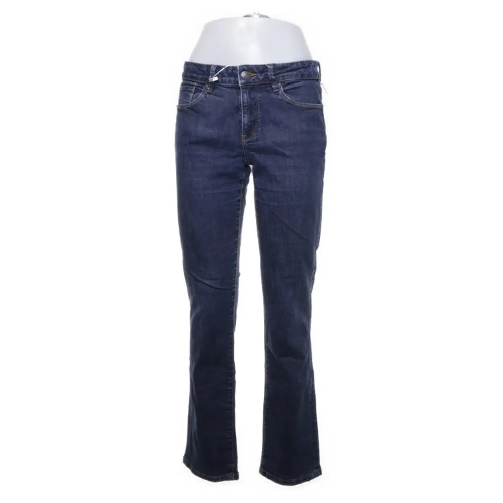 Jätte fina bootcut jeans! Köpte på sellpy! Säljer för att de är för stora och för långa🤎 jätte bra skick! Har bara provat 1 gång<3  . Jeans & Byxor.