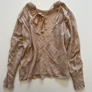 TRÖJA MED DETALJ - Ljusrosa/beige tröja med knytning i bak 💓 