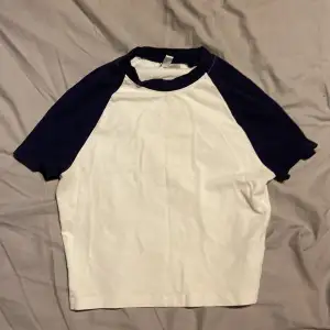Blå vit kroppad T-shirt använd fåtal gånger 