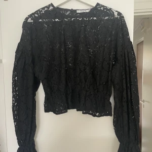 Spetstopp  - Svart, lite croppad spetstopp. Använd en gång. Bild 3 är lånad från hemsidan o visar hur toppen ser ut på.