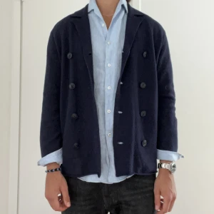 J.lindeberg cardigan - Säljer min riktigt schyssta cardigan från j lindeberg, perfekt plagg till hösten som passar bra till allt, storlek M i mörkblå färg. Slutsåld modell från en tid tillbaka. Väldigt bra skick. Hojta till för mer bilder eller info 💫