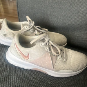 Nike skor  - Ljusgråa med lite ljusrosa nike skor  Tränings skor  