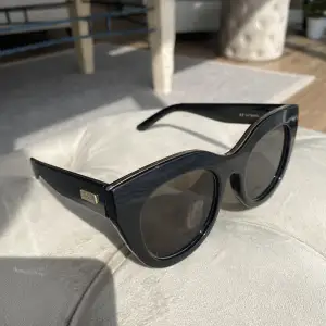 Svarta solglasögon från Le Specs med guldfärgad kant i cateye modell! I fint skick!