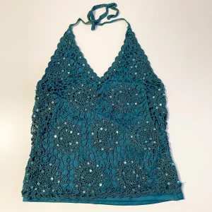 Linne - Svinsnyggt halternecklinne/festtopp från Orsay i nyskick! Virkad i vackert mönster i en patroliumblå färg och med broderade paljetter⭐️älskar den men sitter lite konstigt på mig med större byst🌺nypris 34€ (400kr)
