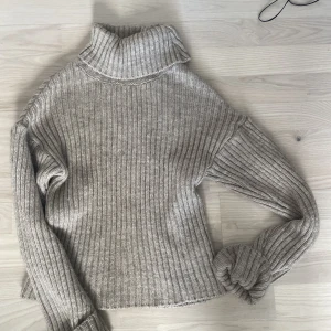 Stickad tröja med polo - Tjock stickad tröja med polo i väldigt bra skick, knappt använd