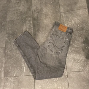 Jeans  - Tjenare! Säljer dessa stilrena jack and Jones jeans i en galet snygg wash! toppen skick förutom en liten flaw i bakre delen av jeansen.