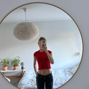 brandymelville röd babytee - röd babytee från brandy melville. knappt använd så därför i bra material. passar xs/s 🤍