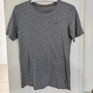 T-shirt från Tommy Hilfiger i mycket bra skick! Storlek 164/176