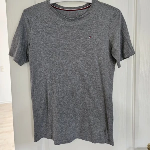 Tommy Hilfiger T-shirt  - T-shirt från Tommy Hilfiger i mycket bra skick! Storlek 164/176