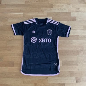 Messi Inter Miami tröja - Skick 10/10 oanvänd kontakta om övriga frågor.