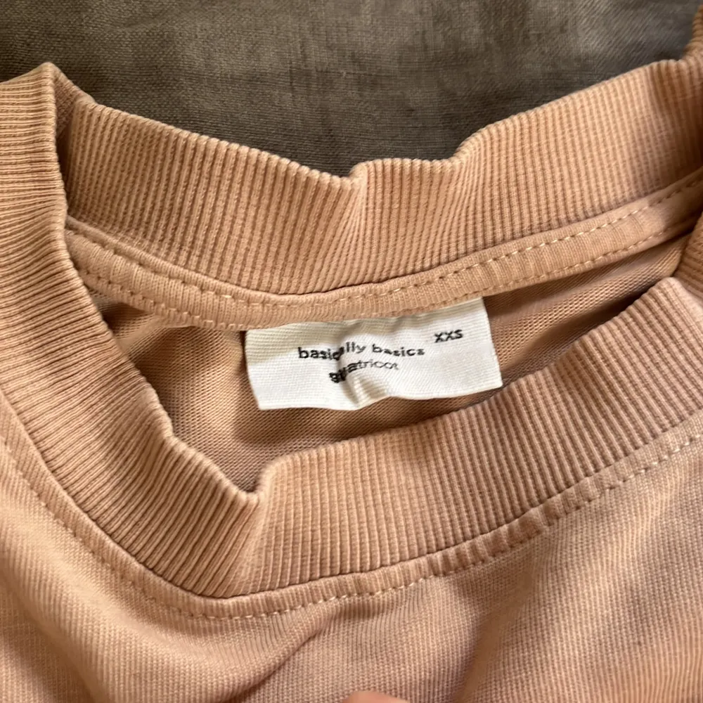 Jättefin babyrosa tshirt i ett lite tjockare material från Gina tricot! Köpt för ett par år sedan men i jättefint skick i en supergullig färg. Köparen står för frakt🤍. T-shirts.