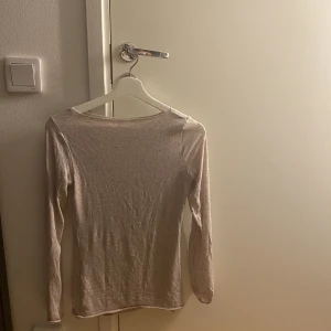 intimissmi  - säljer min intimissni tröja som jag ej använt pga ångra att jag köpte den. Den är i storlek M men passar S-L. Köpt för 429 , säljer för 390 då den ej är använd . 