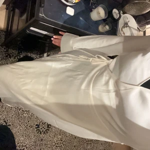 Nakd klänning  - Nakd vit lång omlottklännings i så fint tyg. Helt oanvänd, köptes till studenten men användes aldrig:). Nypris 700 kr. Storlek 42. 