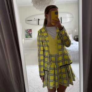 Clueless  - Clueless Cher utklädnad. Köpt för 649 kr. Kavaj, topp och kjol. Använd endast en gång, helt i nyskick. Storlek small. 