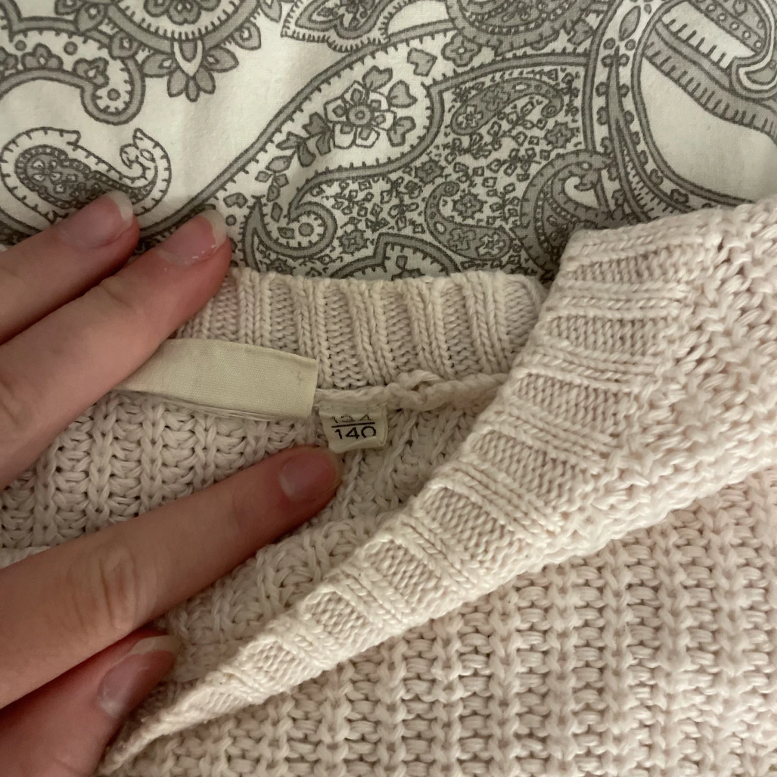 En stickad rosa tröja med detalj - 91