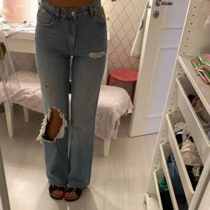 perfekta jeans nu till hösten från zara. nästan oanvända💓