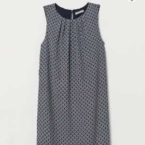 Crêppad Klänning H&M - Klänning använd Max 5ggr räcker mig ner till knäna som är 162. Vid i midjan. Säljer då jag ej fått användning för den mer.