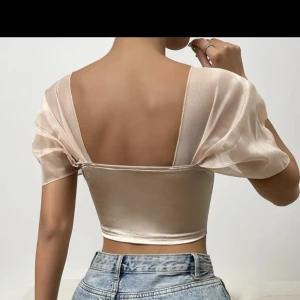 Helt ny topp - Superfin topp men tyvärr för liten på mig. ENDAST TESTAD. Säljs billigt 