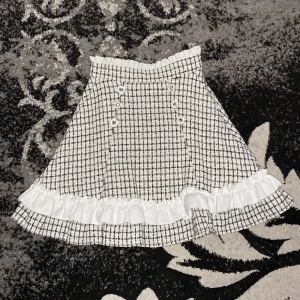 Dear My Love tweed kjol - ON HOLD! Super vacker kjol i Tweed från det japanska märket Dear My Love! Säljs då den ej kommer till användning och jag försöker rensa min garderob! Midja: 60-70cm Längd: 47cm