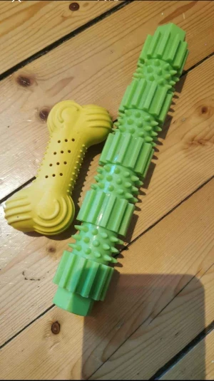 Hund leksaker  - Green you put treats inside Yellow you put water and frozen 