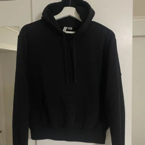 Svart hoodie - Svart hundtröja från H&M som är nästan oanvänd. 