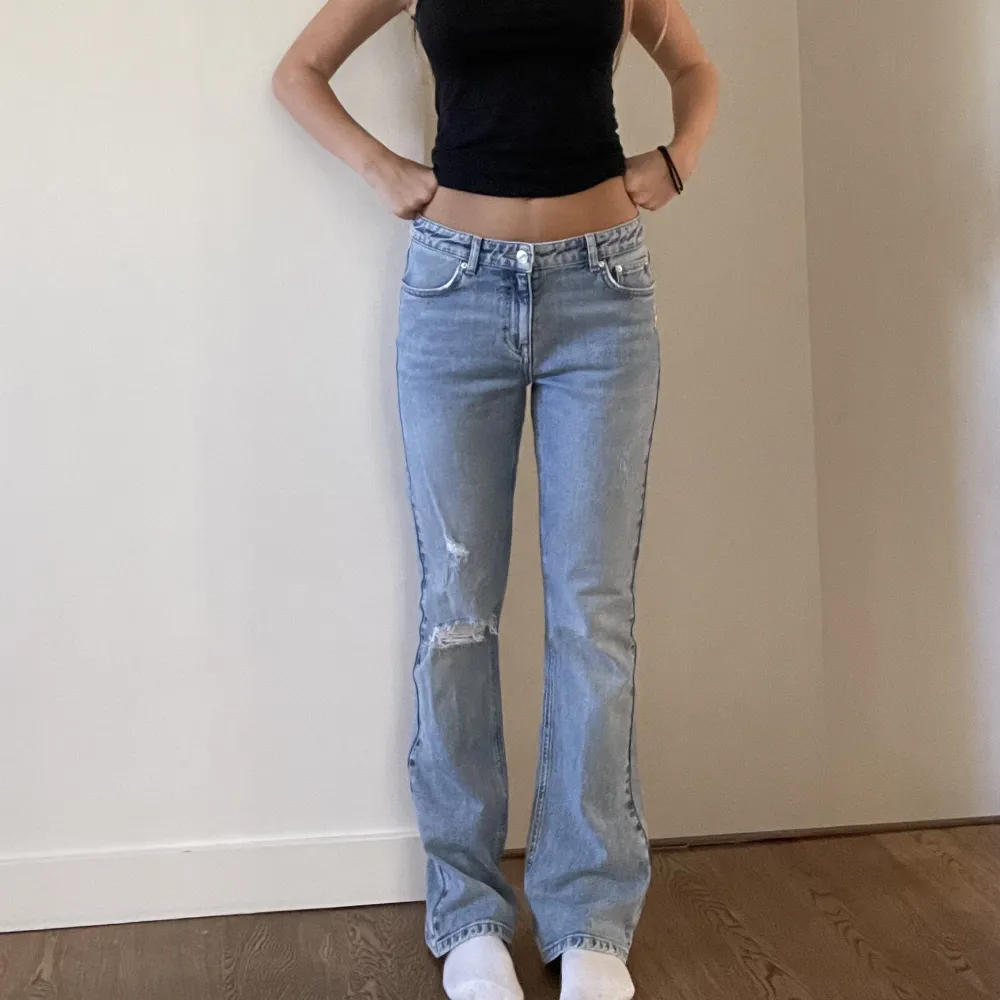 Säljer dessa bootcut jeans från Gina Tricot Young i storlek 170. Super snygg passform och nästan nyskick.  Om fler är intresserade blir det budgivning. *frakt tillkommer* . Jeans & Byxor.