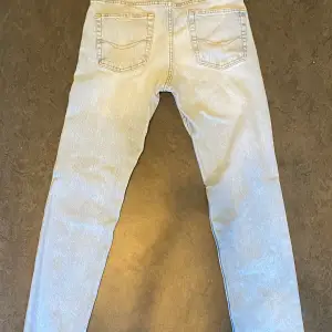 Ljusblåa pull&bear jeans i bra skick 
