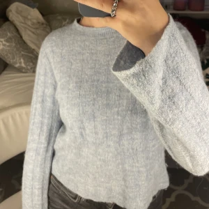 Blå stickad tröja  - Mysig blå stickad tröja från H&M som inte kommer till användning🩵skriv för mer bilder 