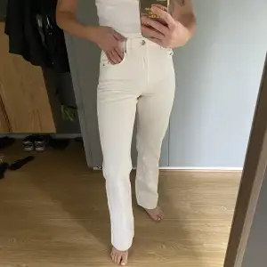 Perfekta vita Jeans från NA-KD🌼  Något små i storleken om man vill ha dem Oversized🫶🏼